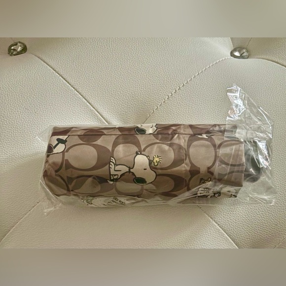 Coach NEW Coach X Peanuts Snoopy Print Brown Multi UV Protection Mini Umbrella - Picture 3 of 16